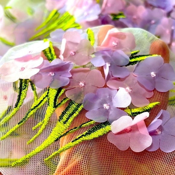 Lavender Shawl Custom Sheer 3D Floral Design Green Leaves - Picture 3 of 4